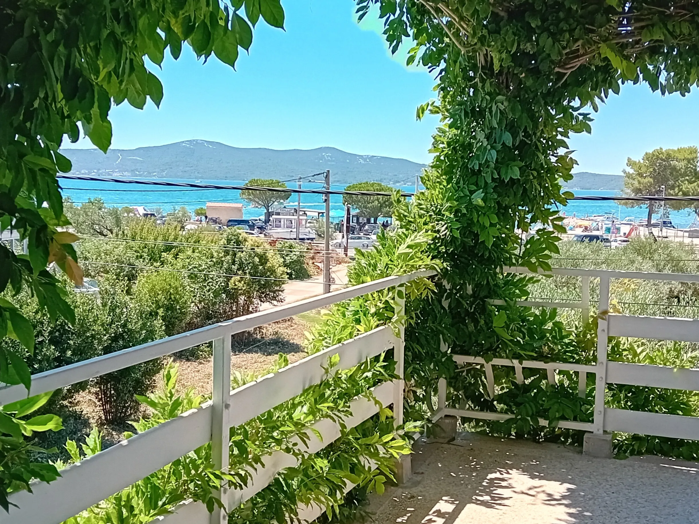 app 4+1, od 49 e, 100 m od betonske i šljunčane plaže, veliki balkon - slika 11