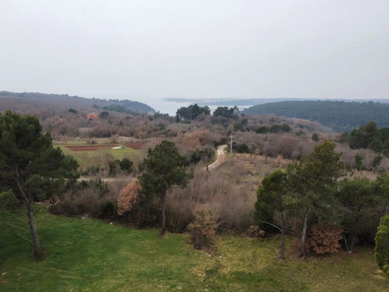 poreč okolica-33.000 m2 zemljišta sa projektom za vilu od 255 m2 - slika 10