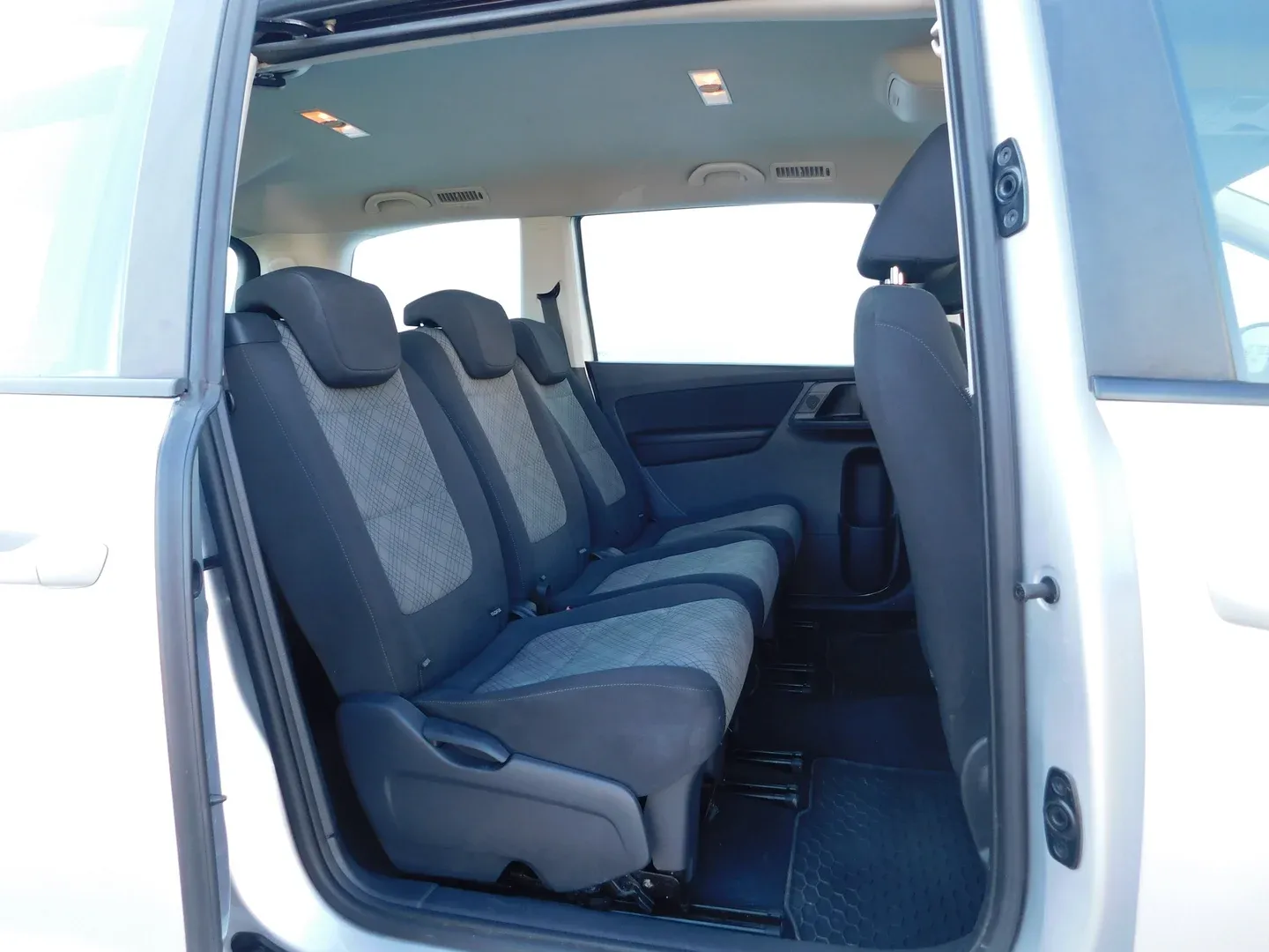 06103 volkswagen sharan fl 2.0 tdi dsg trendline - slika 14