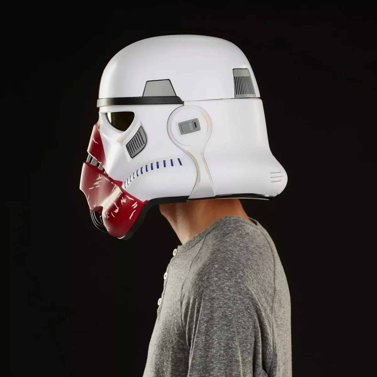 star wars: the black series–incinerator stormtrooper electronic helmet - slika 5