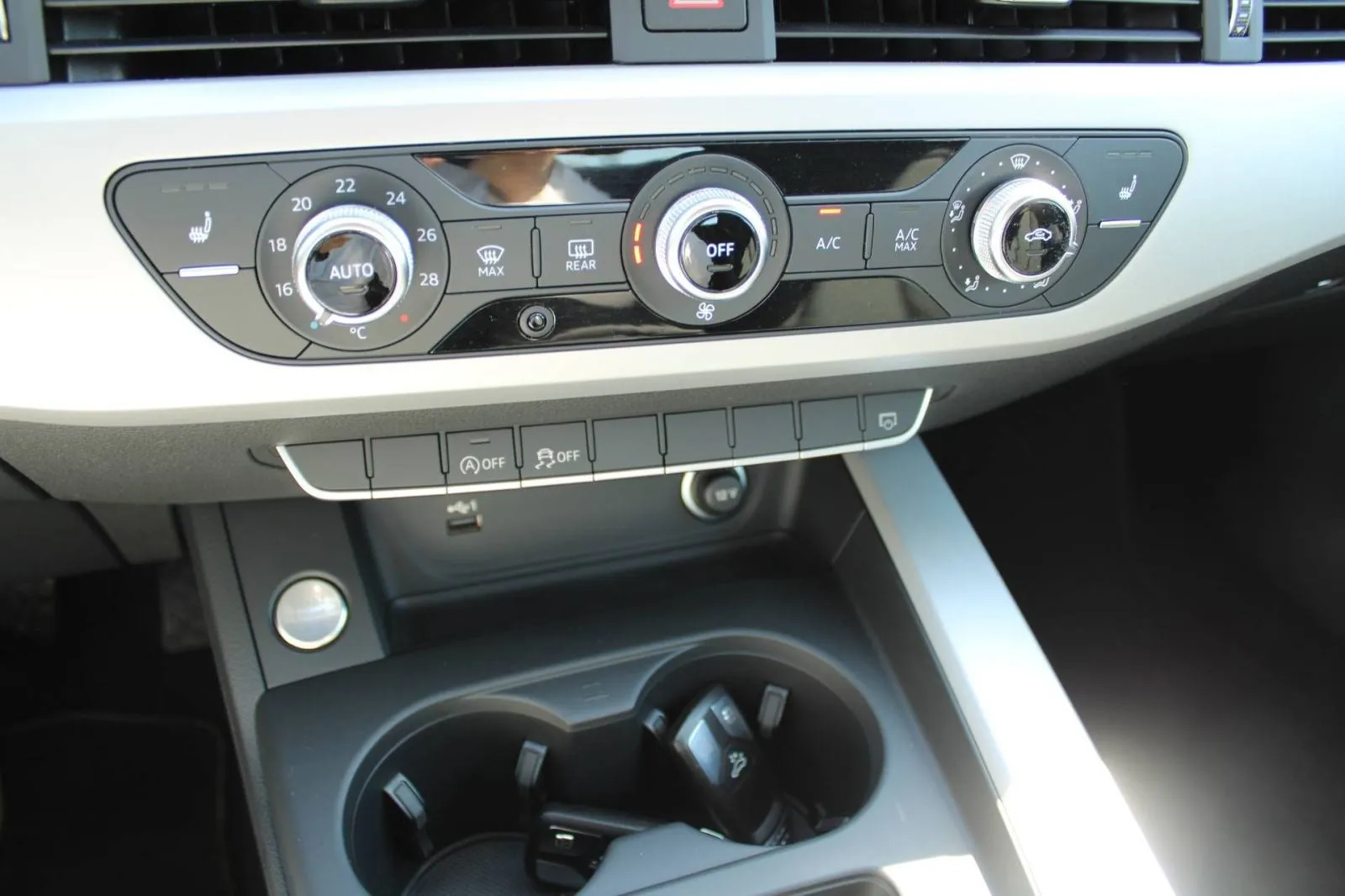 audi a4 avant 35 tdi s-tronic s-line *navigacija, led* - slika 17