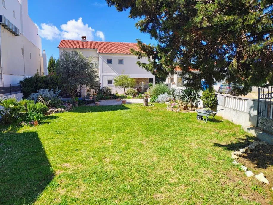 Sukošan, prekrasna kuća(240m2) na velikoj okućnici, 100 metara do mora