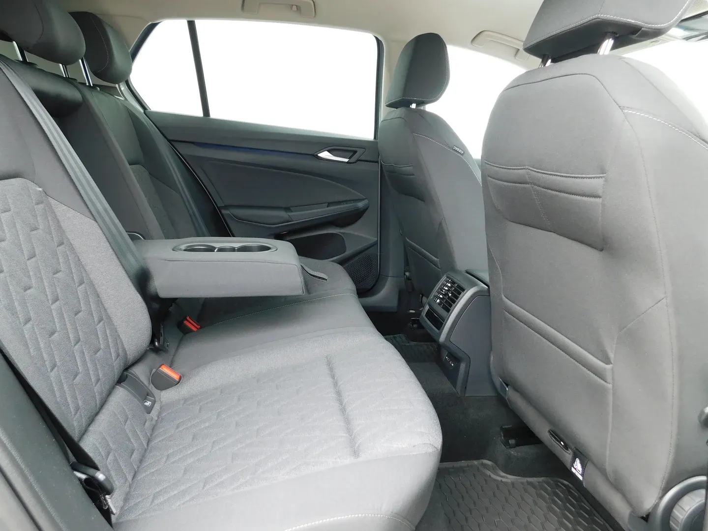 12828 volkswagen golf 1.5 tsi ehybrid dsg life plus - slika 13