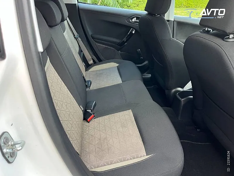 peugeot 208 1.2 puretech active-1 vl.-45.000 km-navi - slika 13