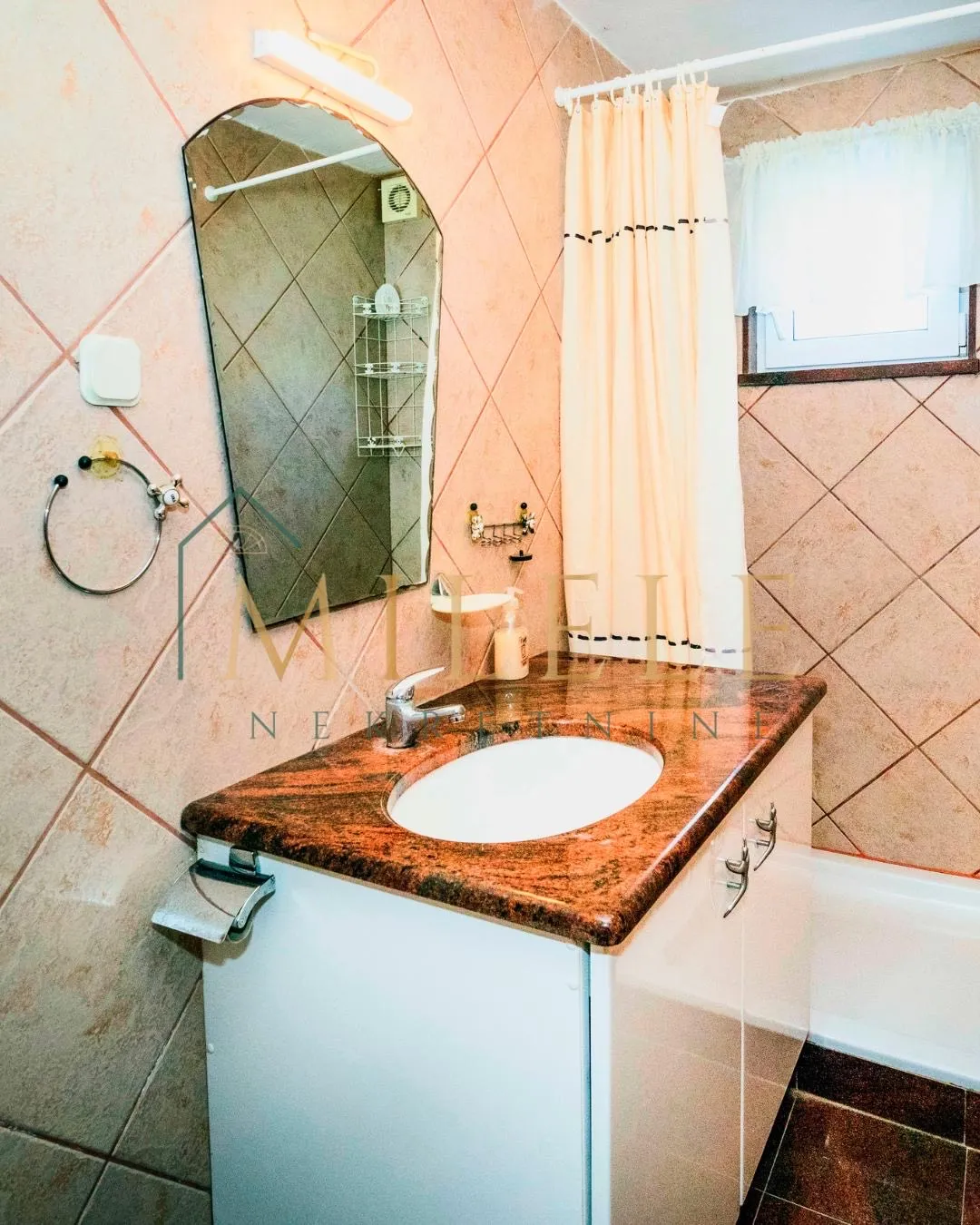 kuća sa 3 apartmana rogoznica - slika 14