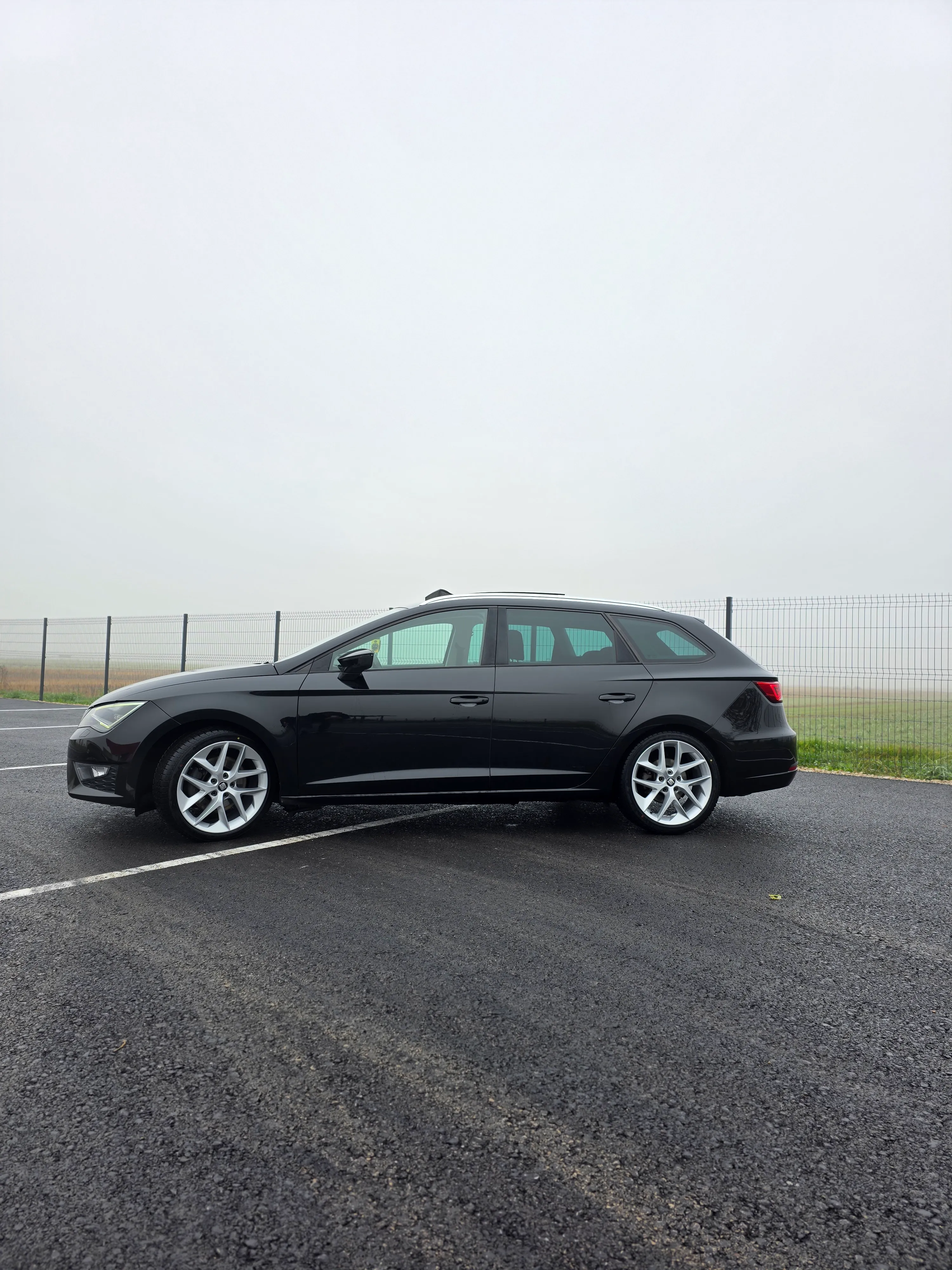 seat leon fr 2.0tdi/dsg/135kw/pano/navi/top stanje - slika 2