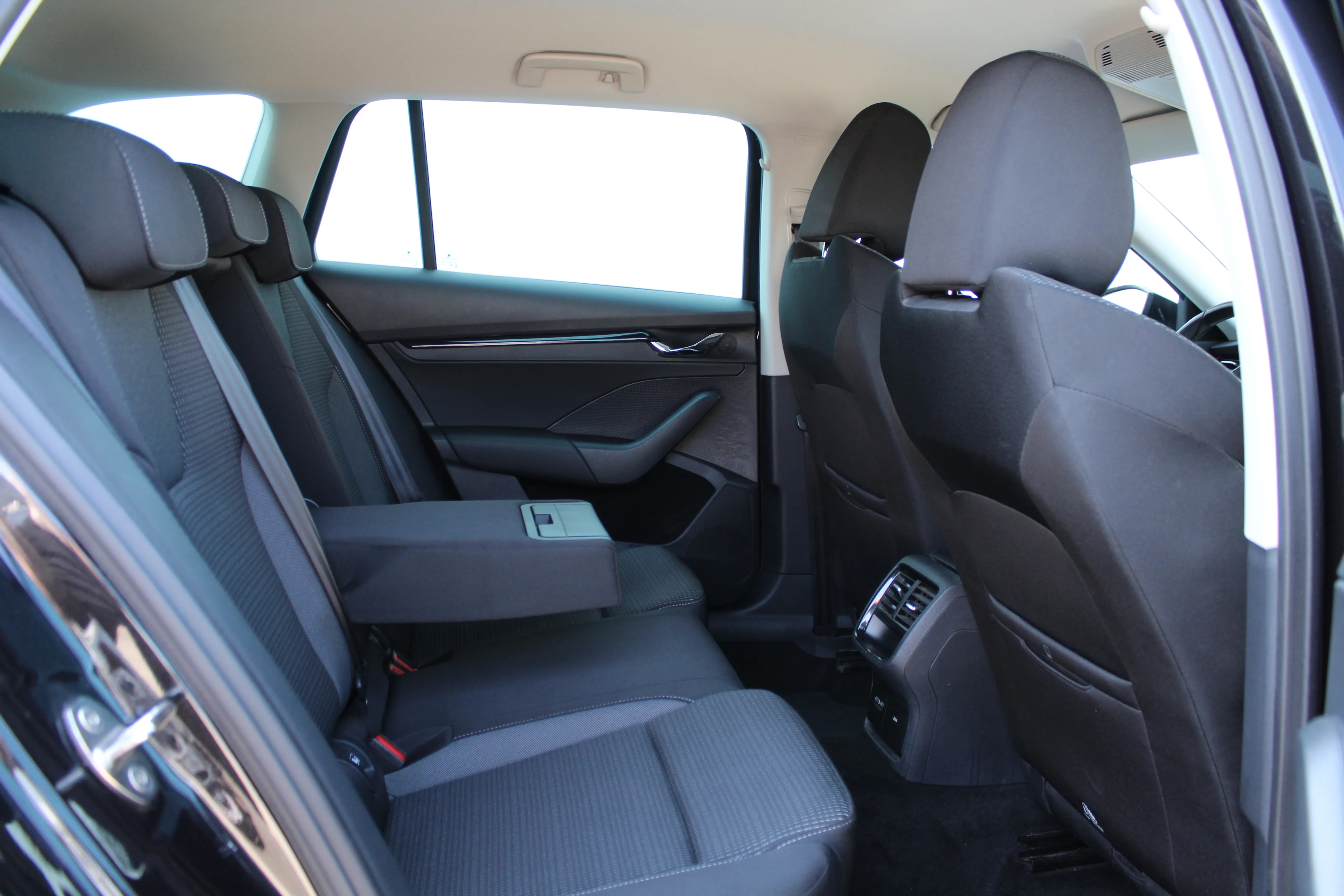 13180 škoda octavia combi ambition 1.4 tsi dsg phev - slika 13