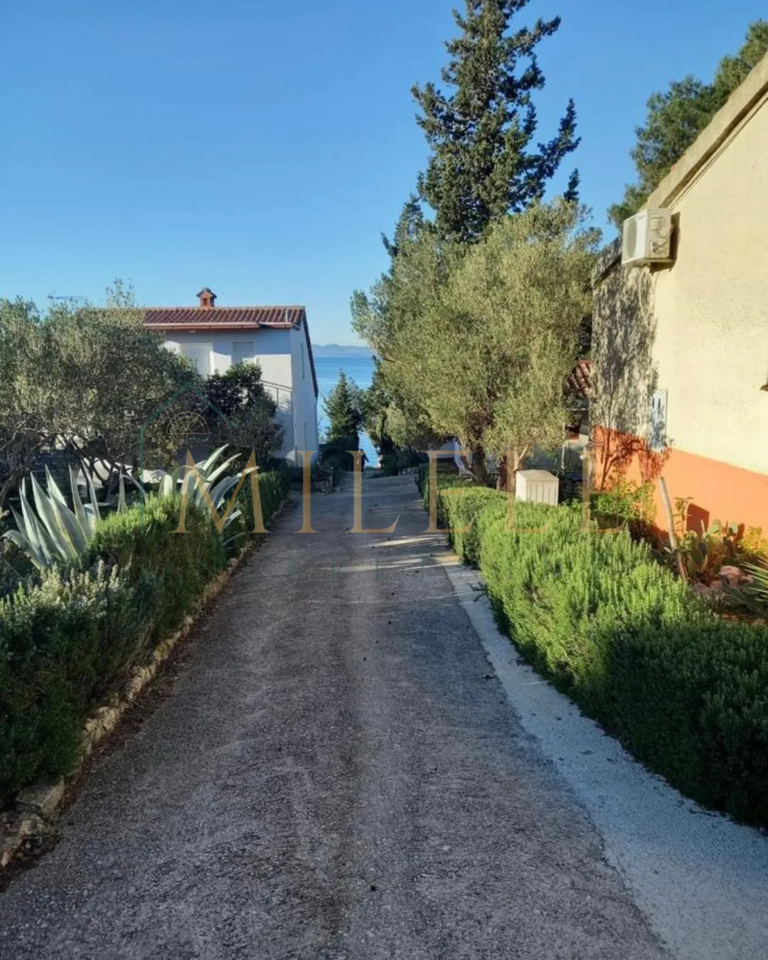 kuća s tri apartmana na prodaju - slika 11