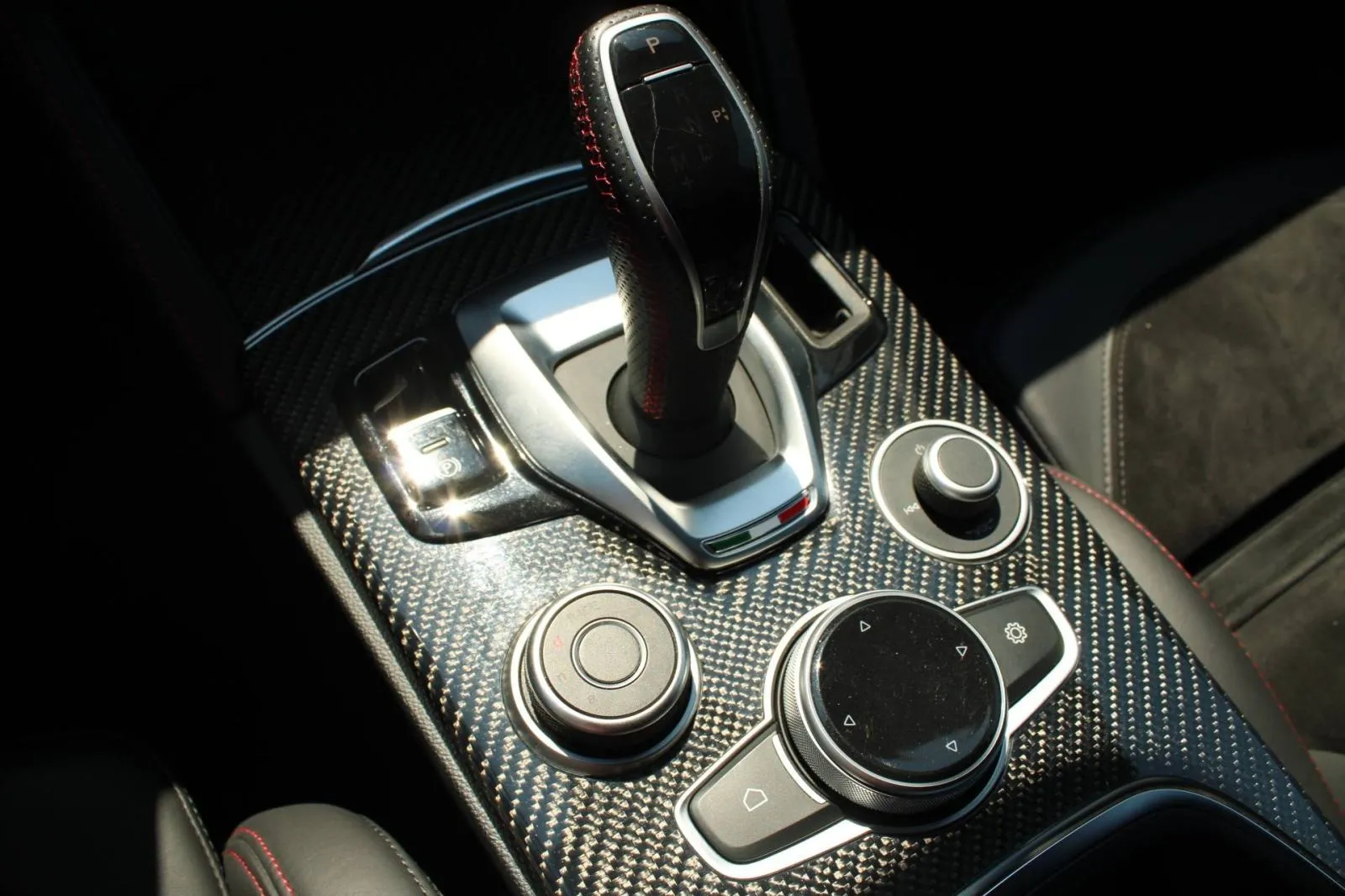 alfa romeo stelvio 2.9 v6 q4 quadrifoglio *panorama, harman kardon, ka - slika 17