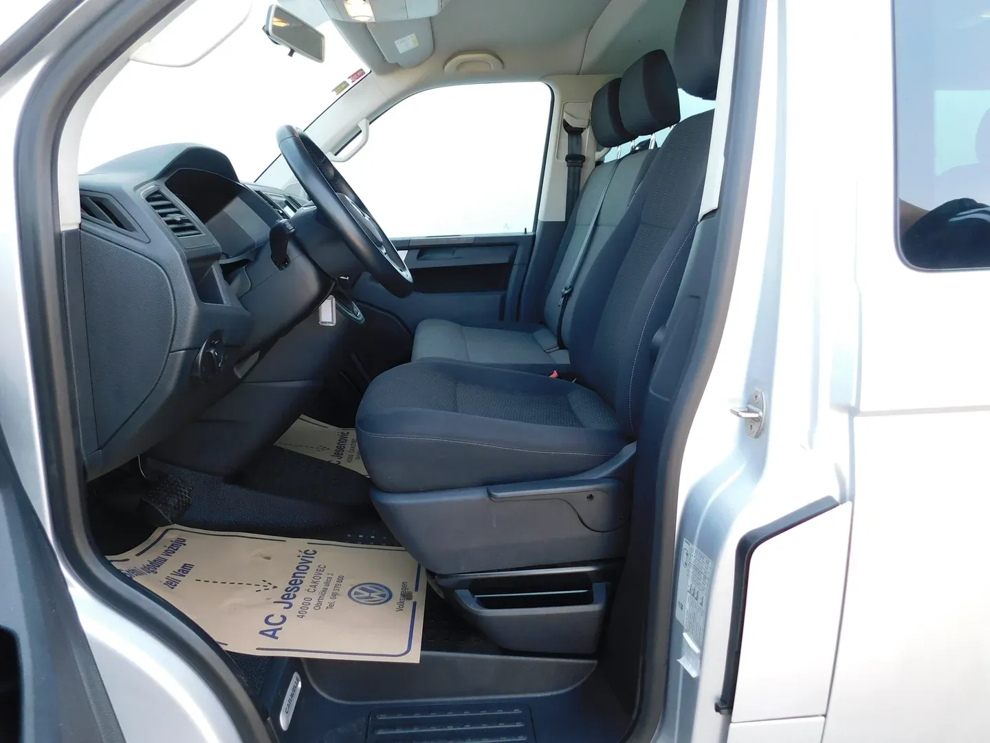 08354 vw caravelle comfortline 2.0 tdi dsg - slika 7