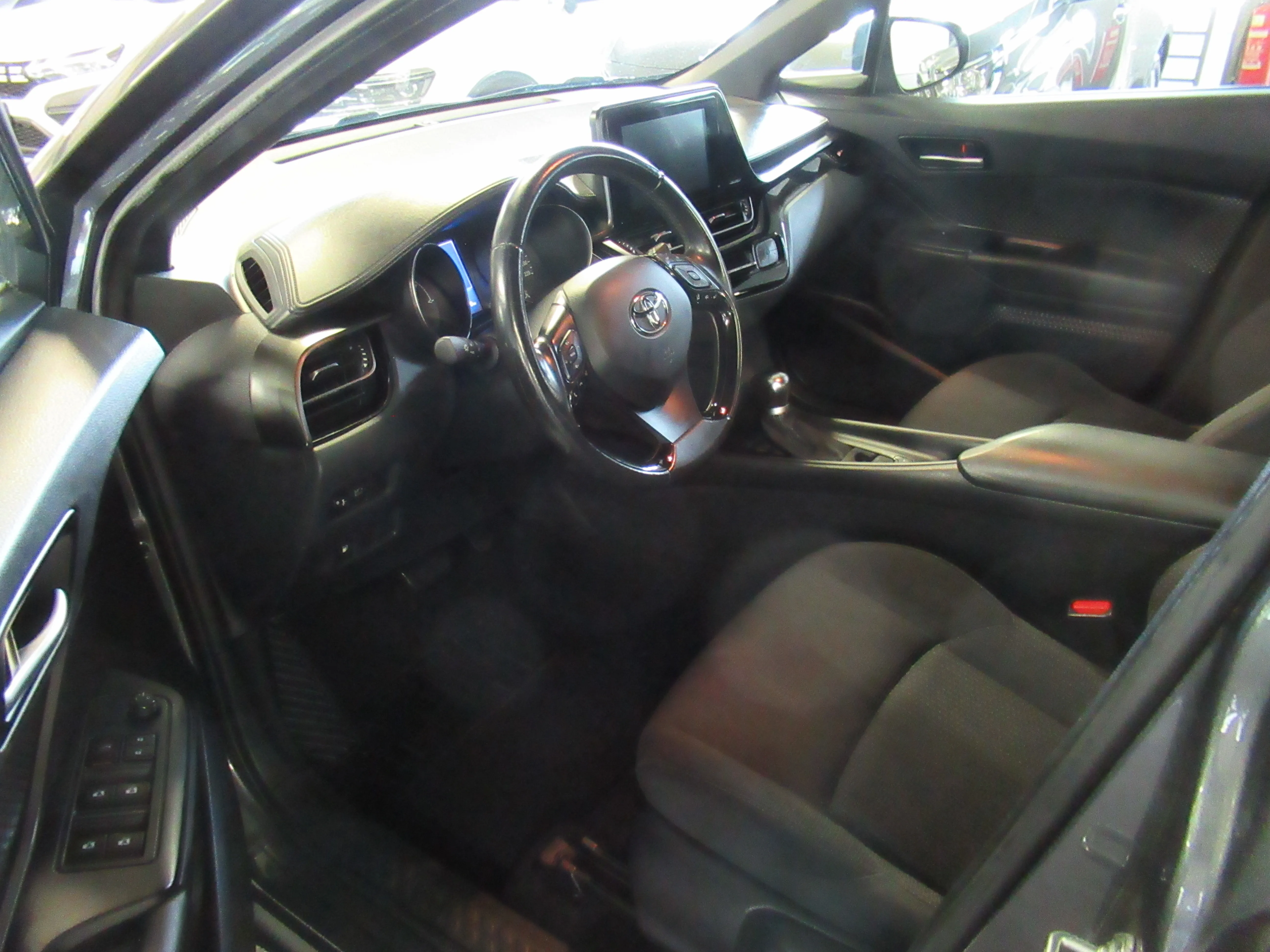 toyota c-hr c-enter 1.8 vvt-i hibrid cvt - slika 11