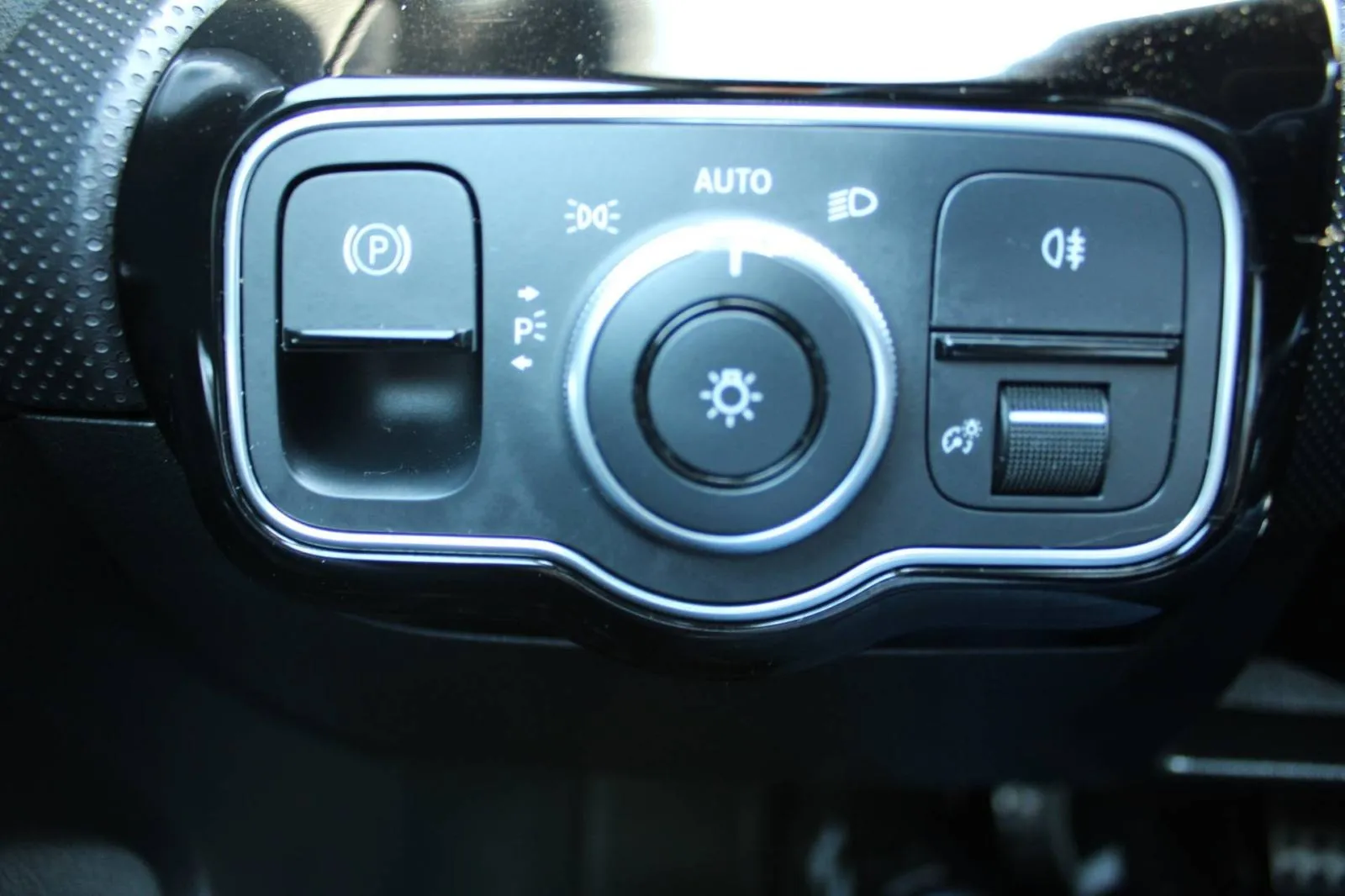 mercedes-benz klasa a 180d automatik amg *led, navigacija, kamera* - slika 15