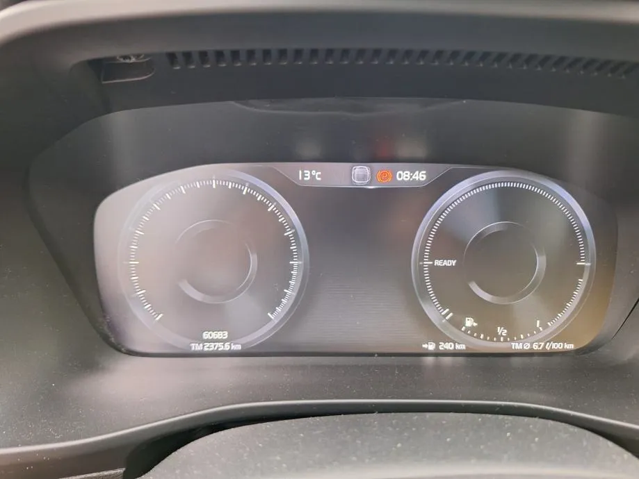 volvo xc40 t4 plug-in hybrid - slika 7