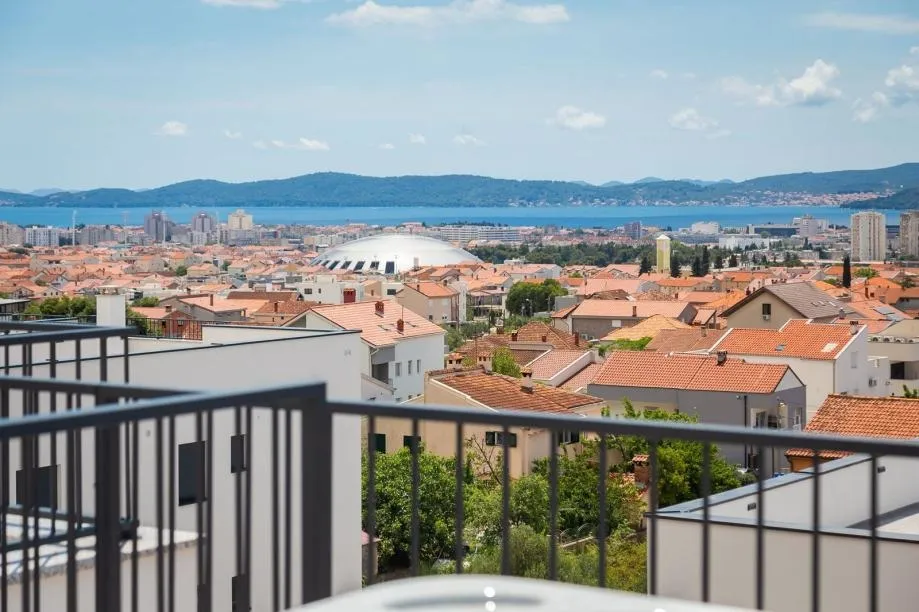 zadar! dugoročni najam, luksuzan 3-soban stan, krovna terasa, jacuzzi - slika 16