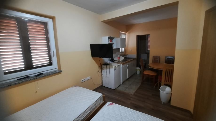 !!kuća sa 6 apartmana 25 metara od mora!! (prodaja) - slika 8