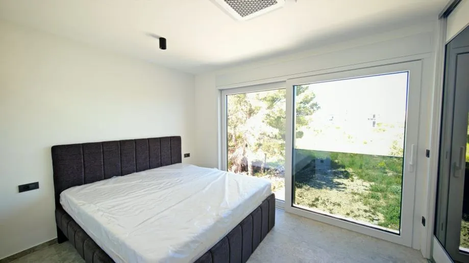 prodaju se apartmani, srima (vodice) prvi red do mora - slika 7