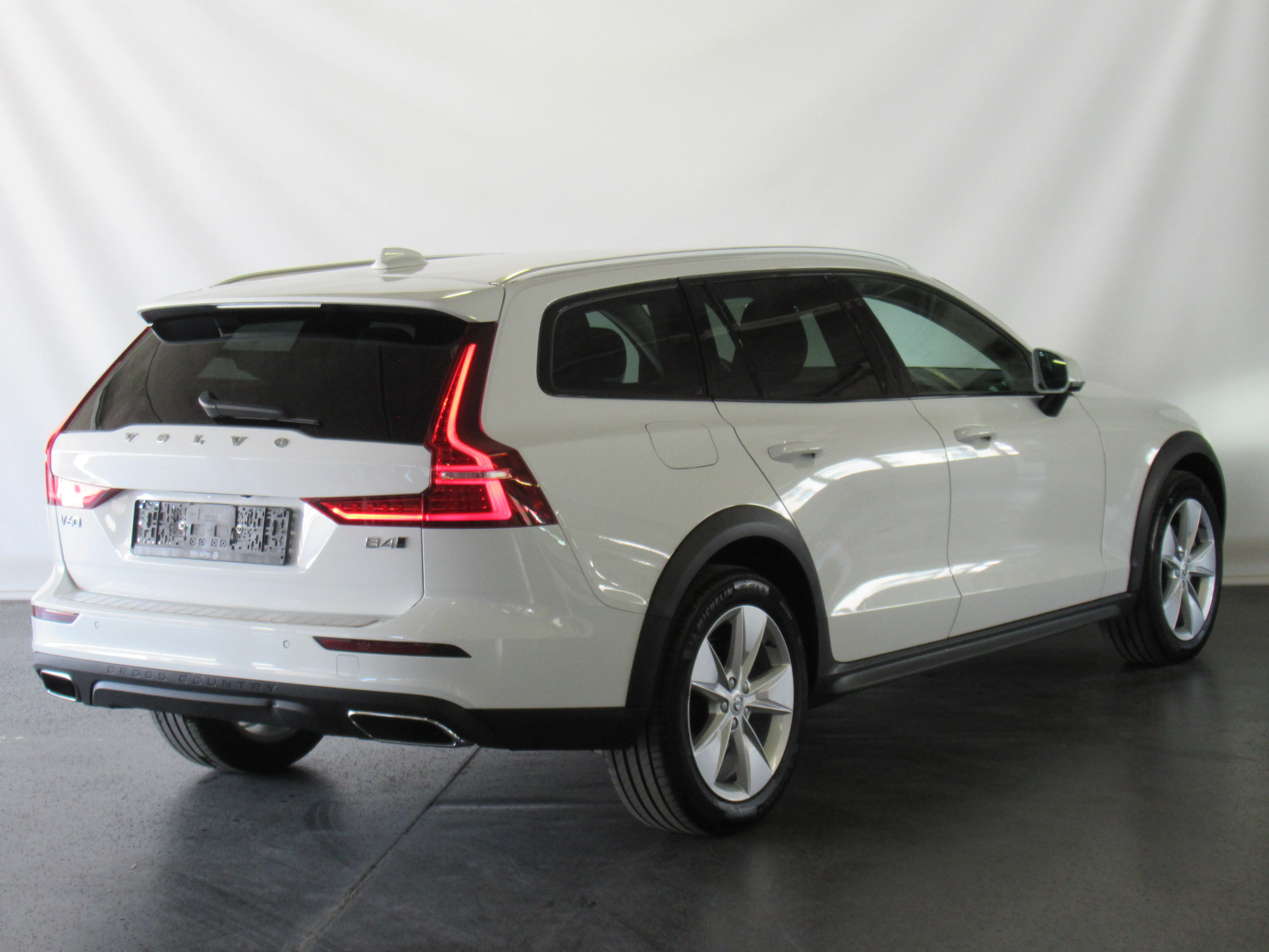 volvo v60 cross country b4d awd aut cross country pro - slika 2