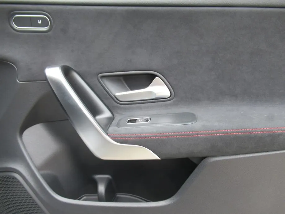 mercedes-benz cla 200 d amg/night/panorama/multibeam led/keyless/19'' - slika 9