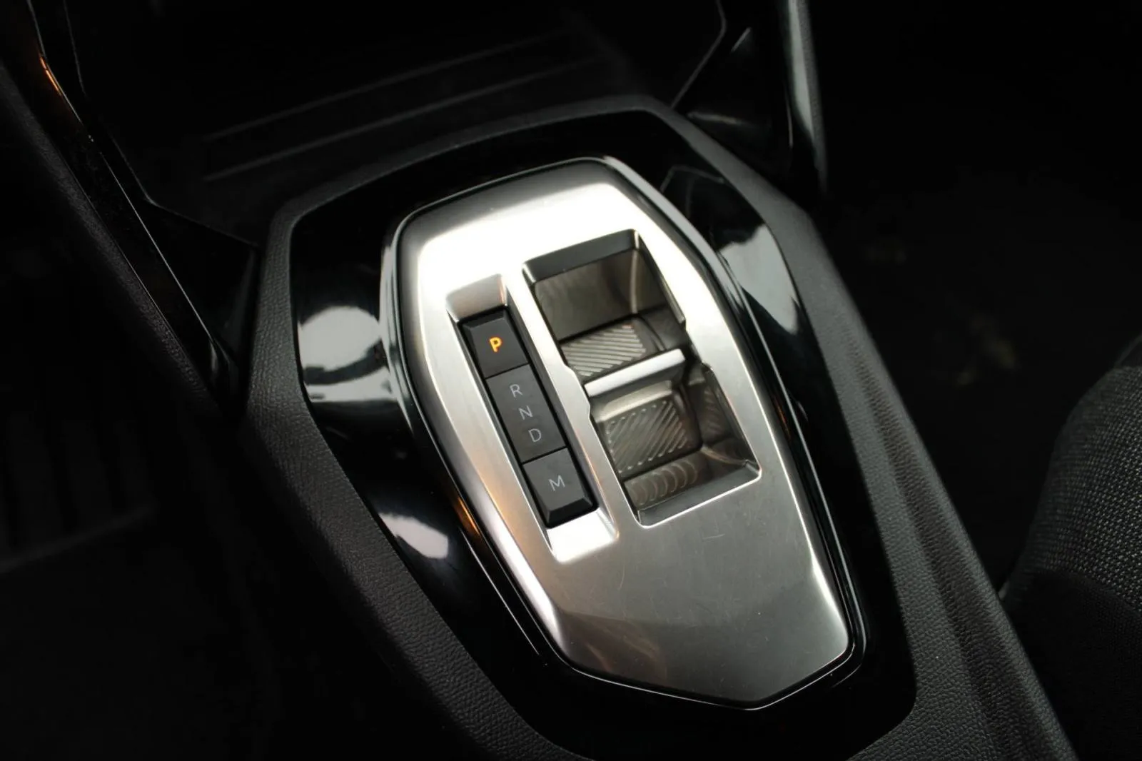 peugeot 2008 1.2 puretech automatik *led, navigacija* - slika 21