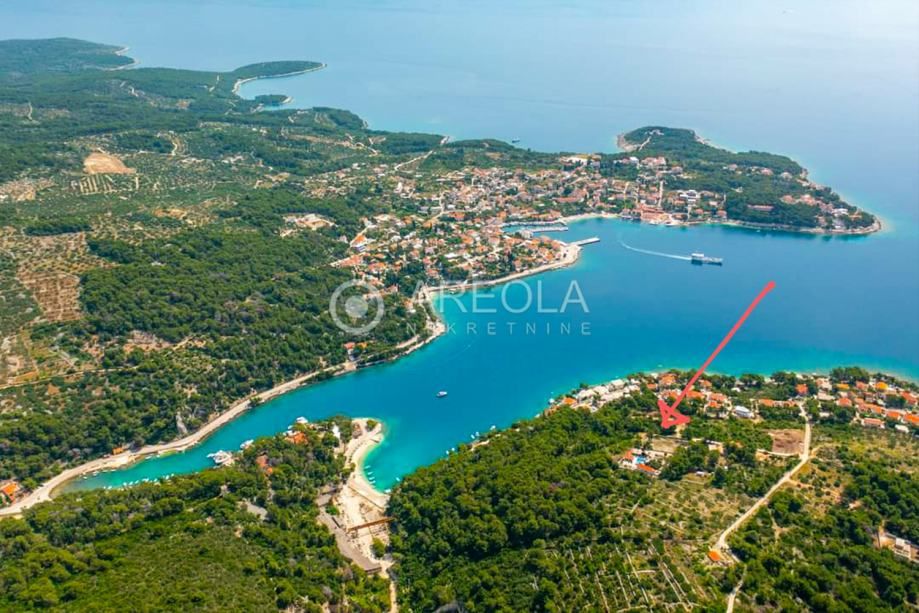 BRAČ, SELCA - Zemljište s idejnim projektom i građevinskom dozvolom!