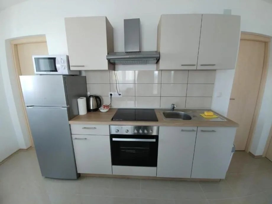 privlaka, lijepa kuća s tri apartmana(123m2), 200 metara do mora - slika 18