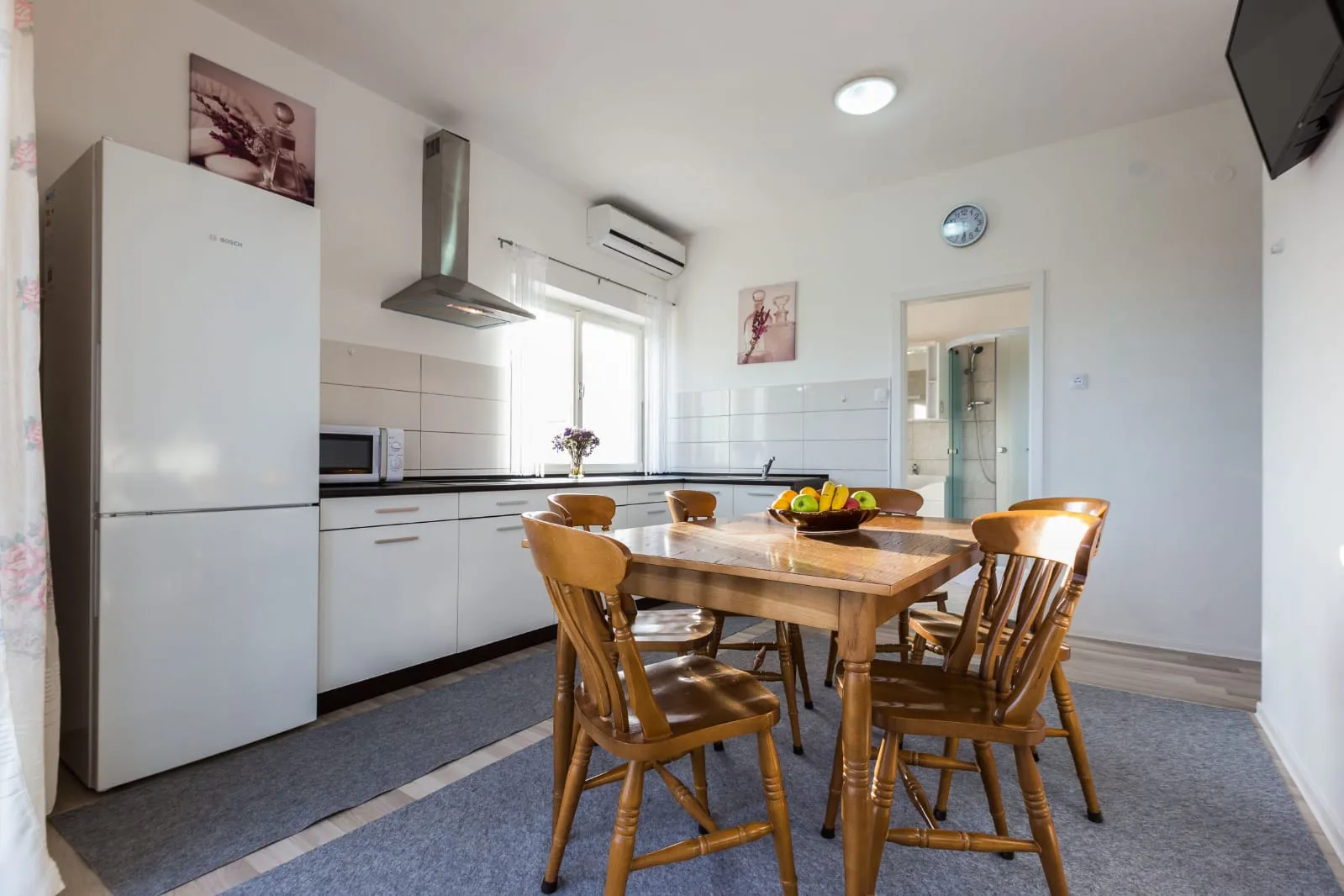 app 4+1, od 49 e, 100 m od betonske i šljunčane plaže, veliki balkon - slika 16