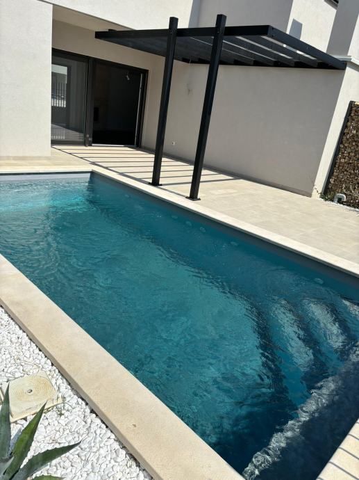 MODERNA VILA S BAZENOM 60 m OD MORA - PRIVLAKA (ZADAR) (prodaja)
