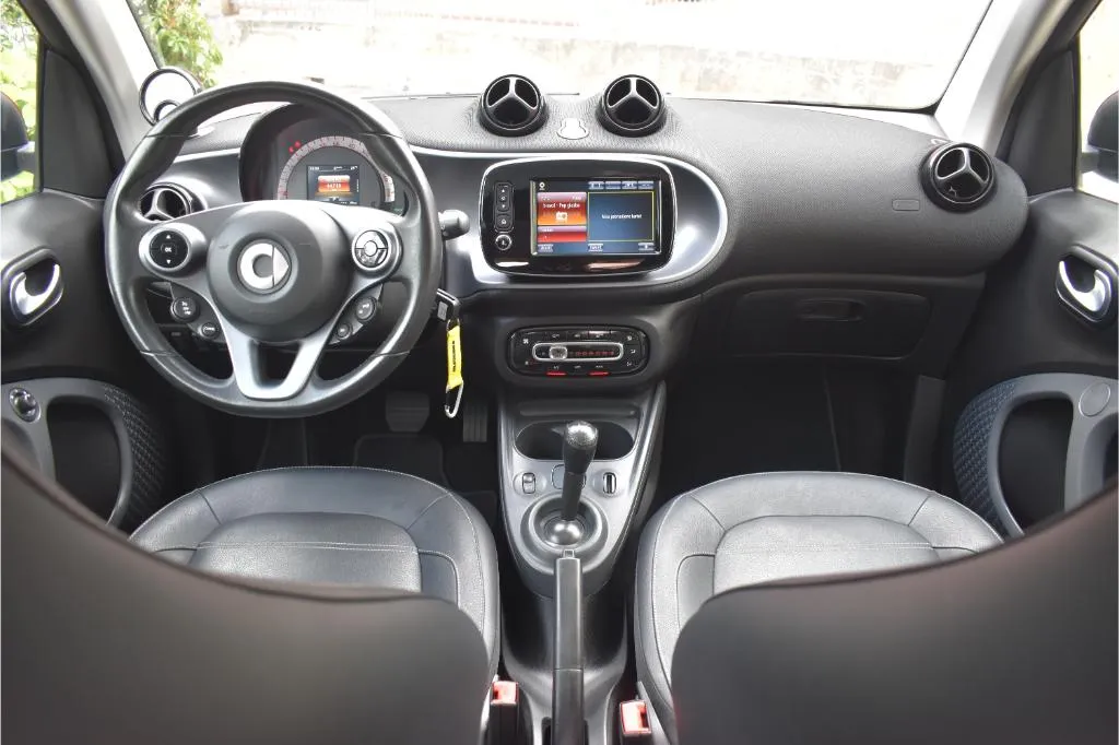 smart fortwo 60kw multimedia,koža,panorama-prime - slika 9