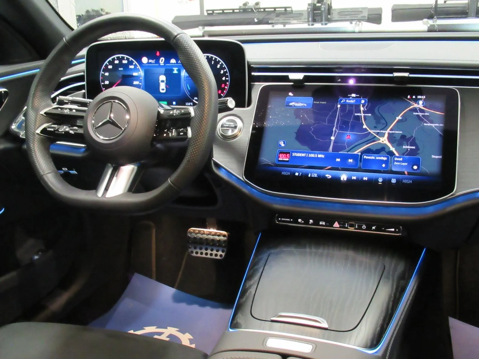mercedes-benz e-klasa 300 de amg line/night paket/digital light/360° - slika 15