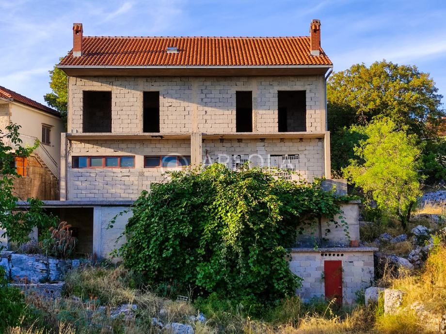 gornji humac (brač) - građevinsko zemljište s nedovršenom kućom - slika 14