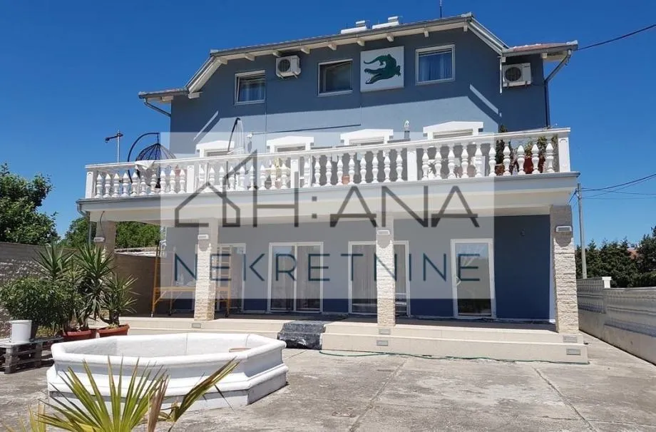Kuća: Poslovno stambena zgrada, katnica, Bilje, 330 m2