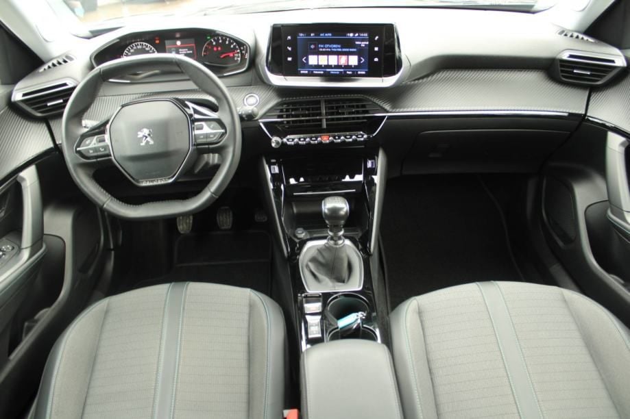 peugeot 2008 1.2 puretech allure *navigacija, led, kamera* - slika 12