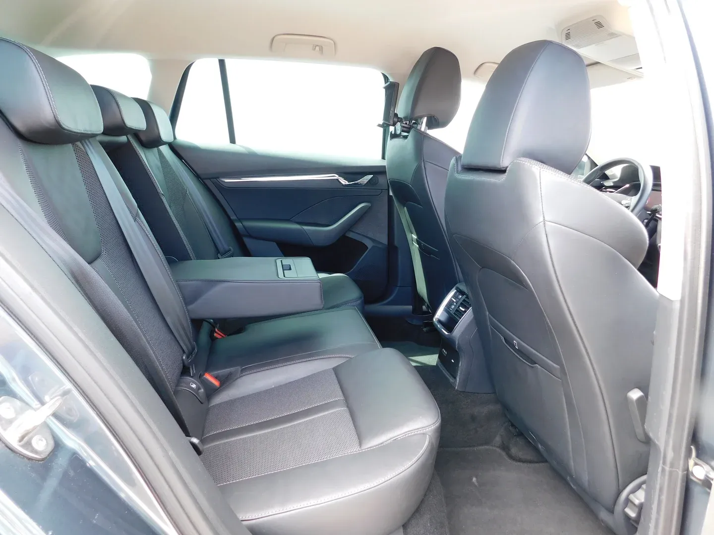 12254 škoda octavia combi style 1.4 tsi dsg phev - slika 11