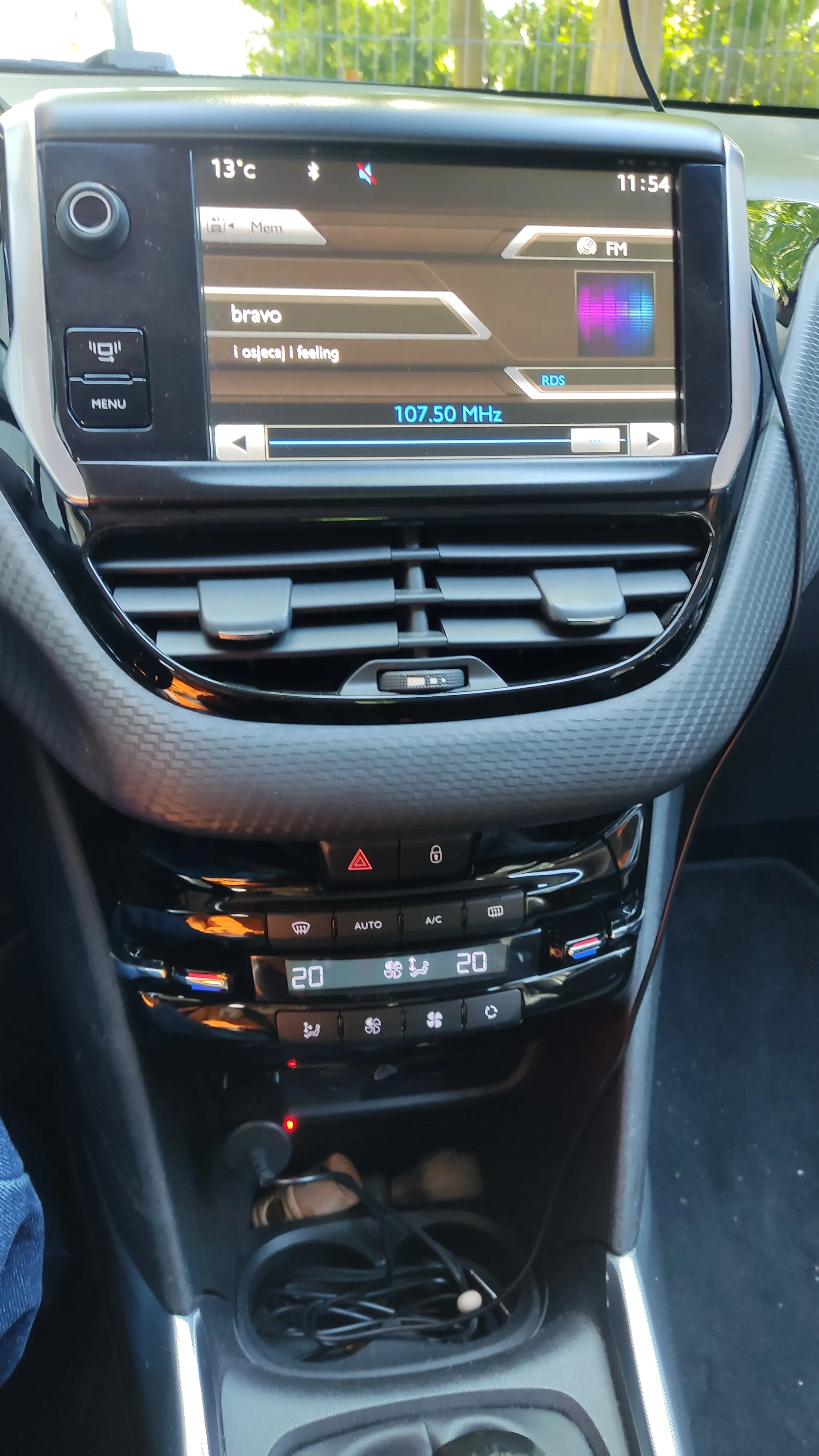 peugeot 2008 1,2 allure - slika 11