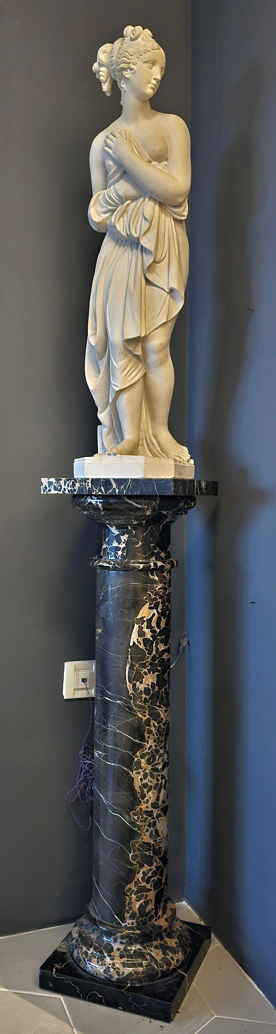 skulptura venera italica na podestu od mramora - slika 6