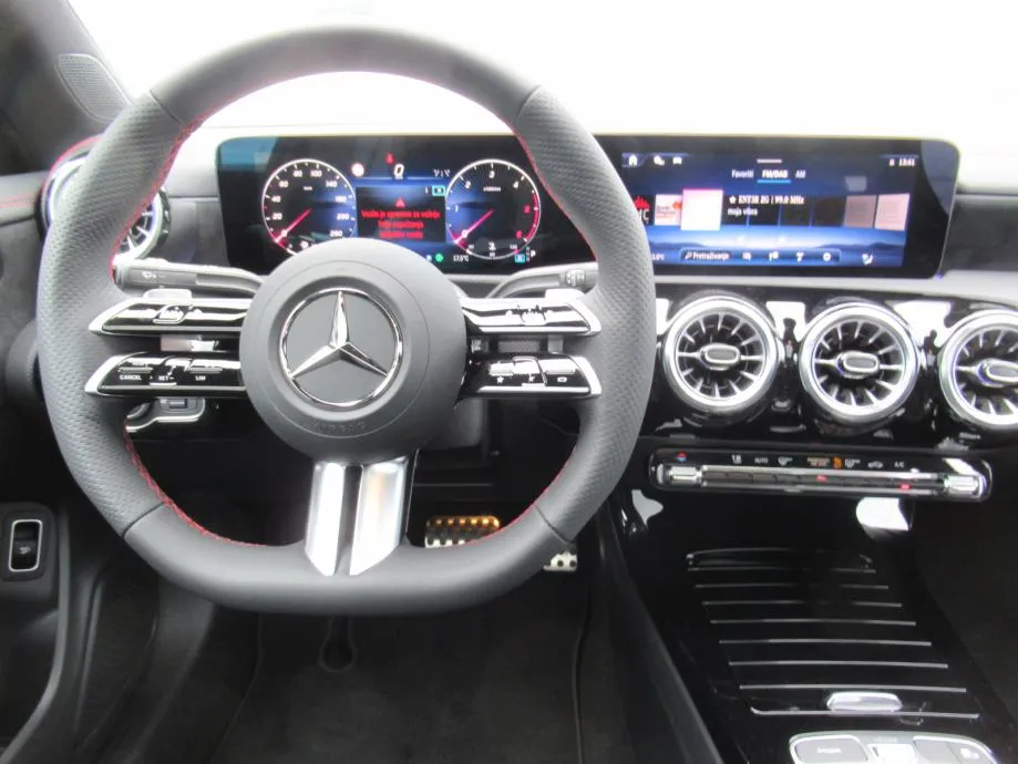 mercedes-benz cla 200 d amg/night/panorama/multibeam led/keyless/19'' - slika 15