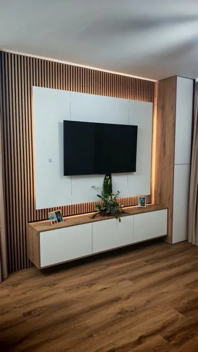 tv komoda sa ormaricem i zidnim panelom - slika 2