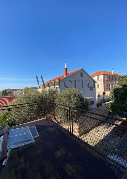 murter/betina, samostojeća kuća - 3 stana, centar mjesta, 100m od mora - slika 8