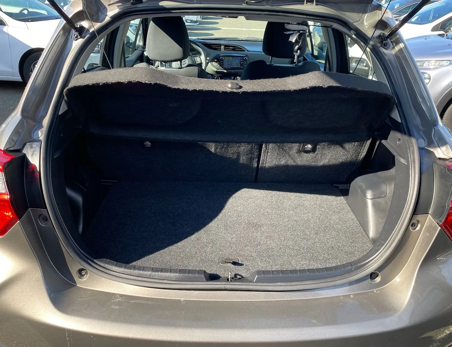 toyota yaris hybrid , 2 godine jamstva,registriran,nove gume - slika 11