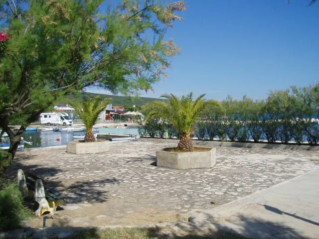 app 4+1, od 49 e, 100 m od betonske i šljunčane plaže, veliki balkon - slika 29
