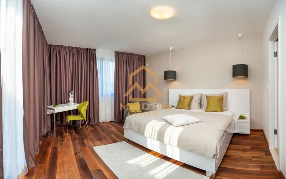okrug gornji - luksuzna villa 2. red od mora (prodaja) - slika 15