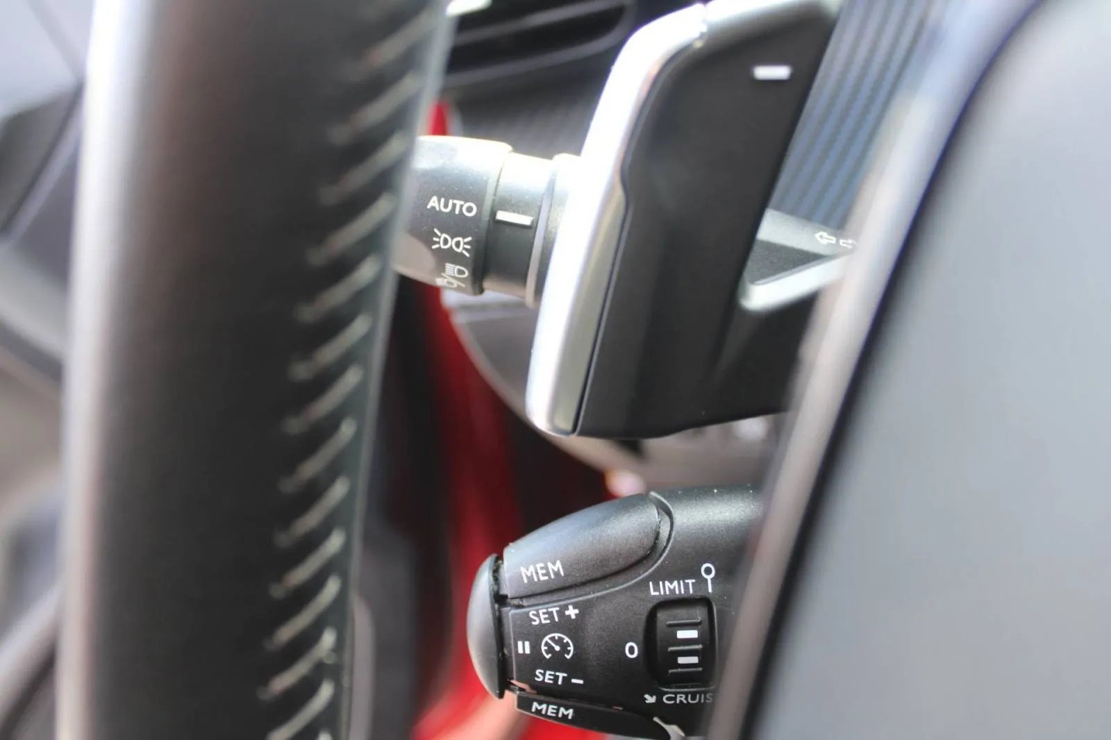peugeot 2008 1.2 puretech allure automatik - slika 16