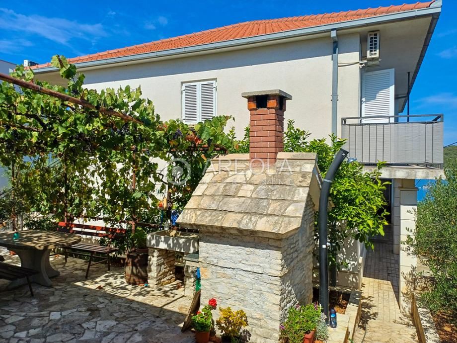 šolta, nečujam – kuća s otvorenim pogledom na more – 150m od plaže! - slika 19