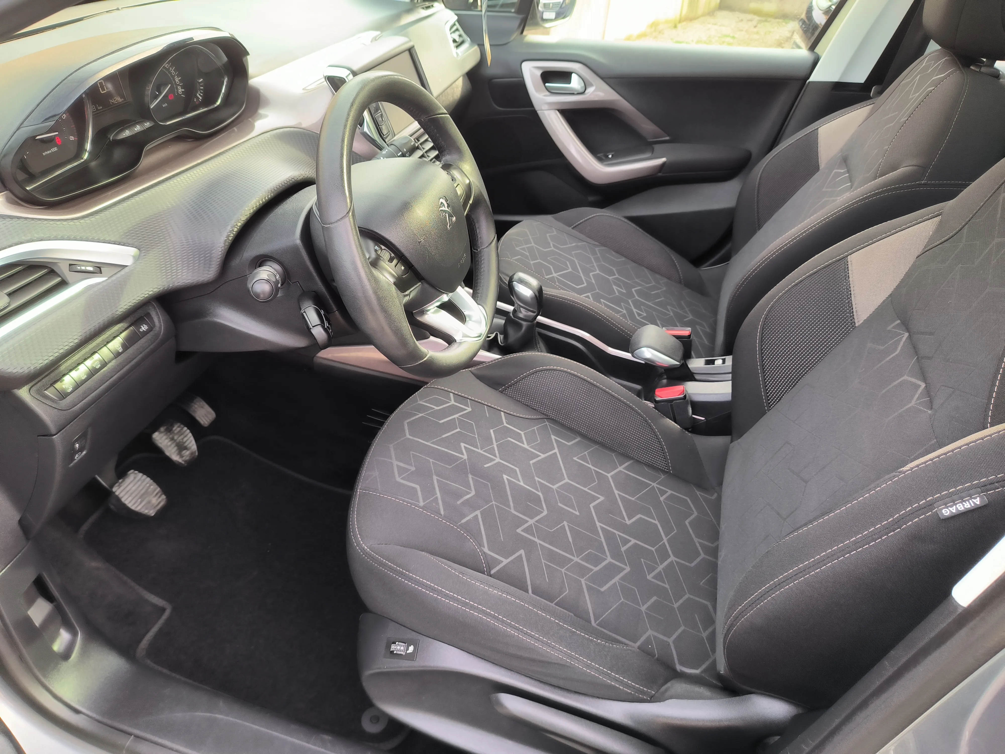 peugeot 2008 1,6 e-hdi style, v. servis, servisna, jamstvo, reg. 1 god - slika 10