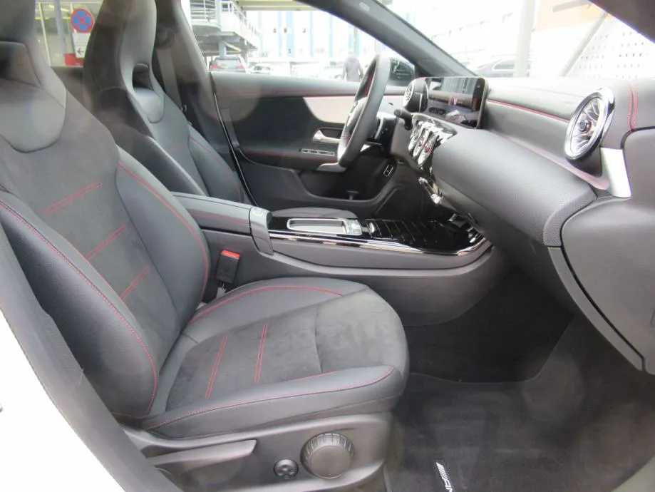 mercedes-benz cla 200 d amg line / night paket / 19" / keyless - slika 7