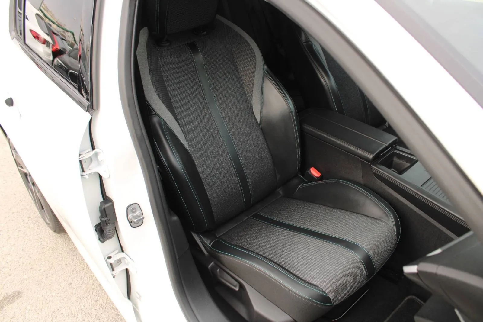 peugeot 308 1.2 puretech allure automatik *led, navigacija, kamera* - slika 13