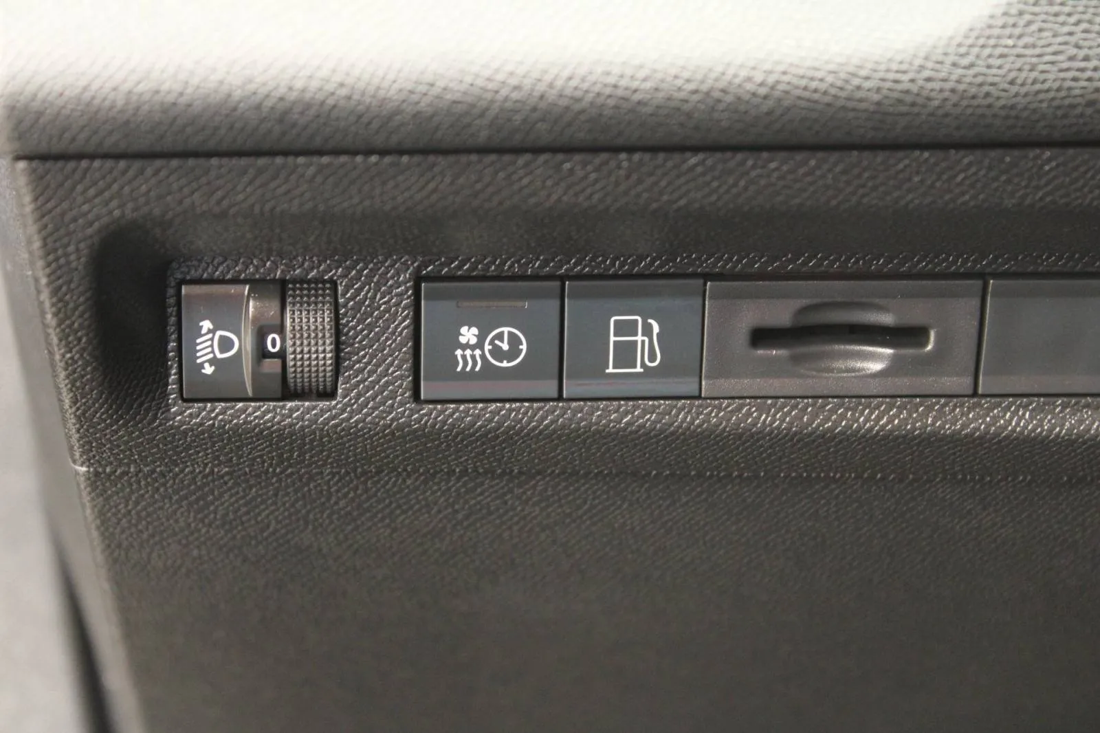 peugeot 308 1.6 plug-in hybrid 180 automatik *led, navigacija* - slika 17