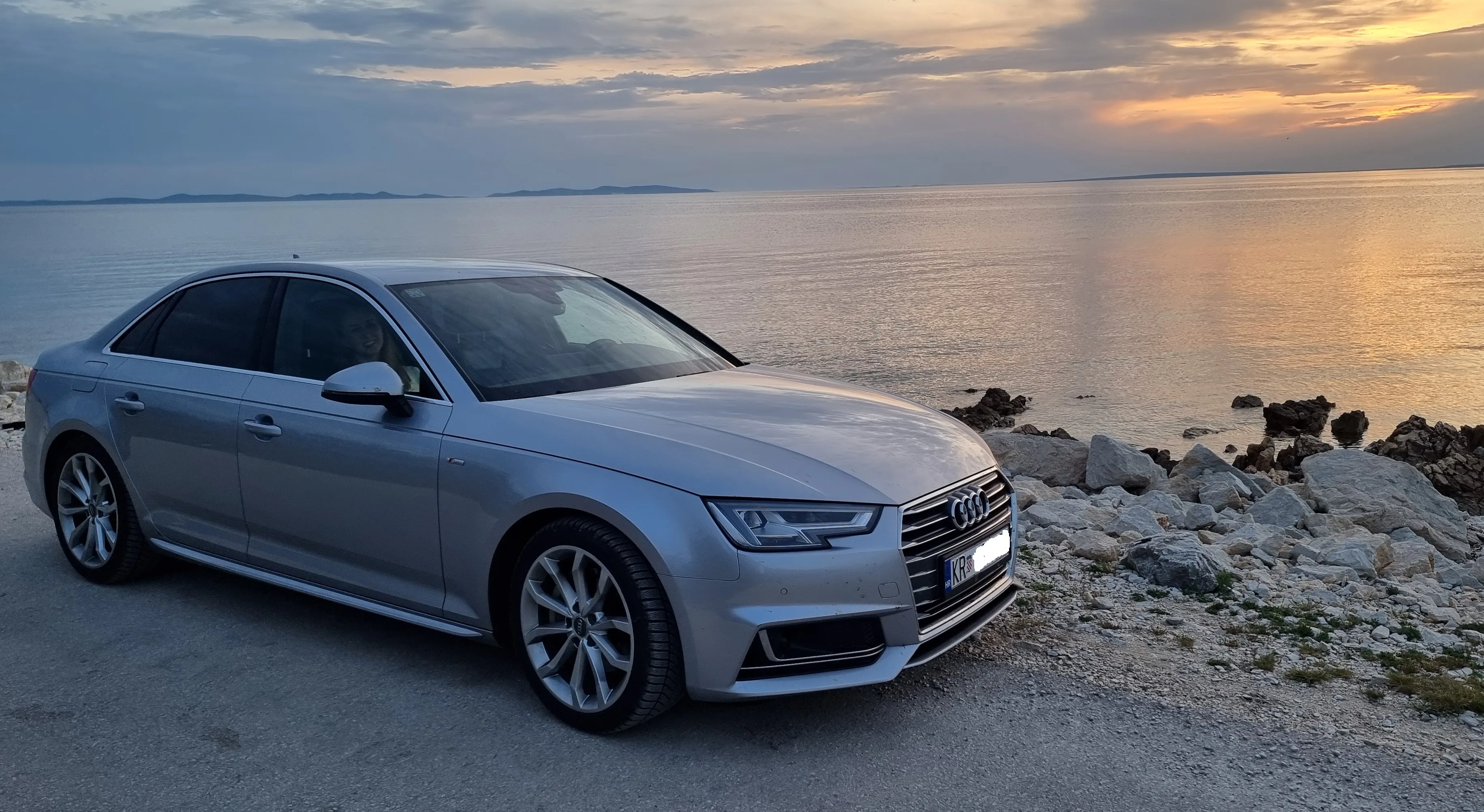 audi a4 2,0 tdi automatik, s line, led, alkantara, 140kw - slika 1