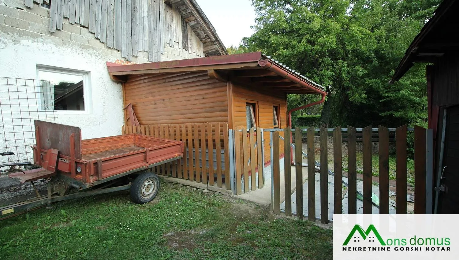 stan s garažom i pomoćnom zgradom - slika 12