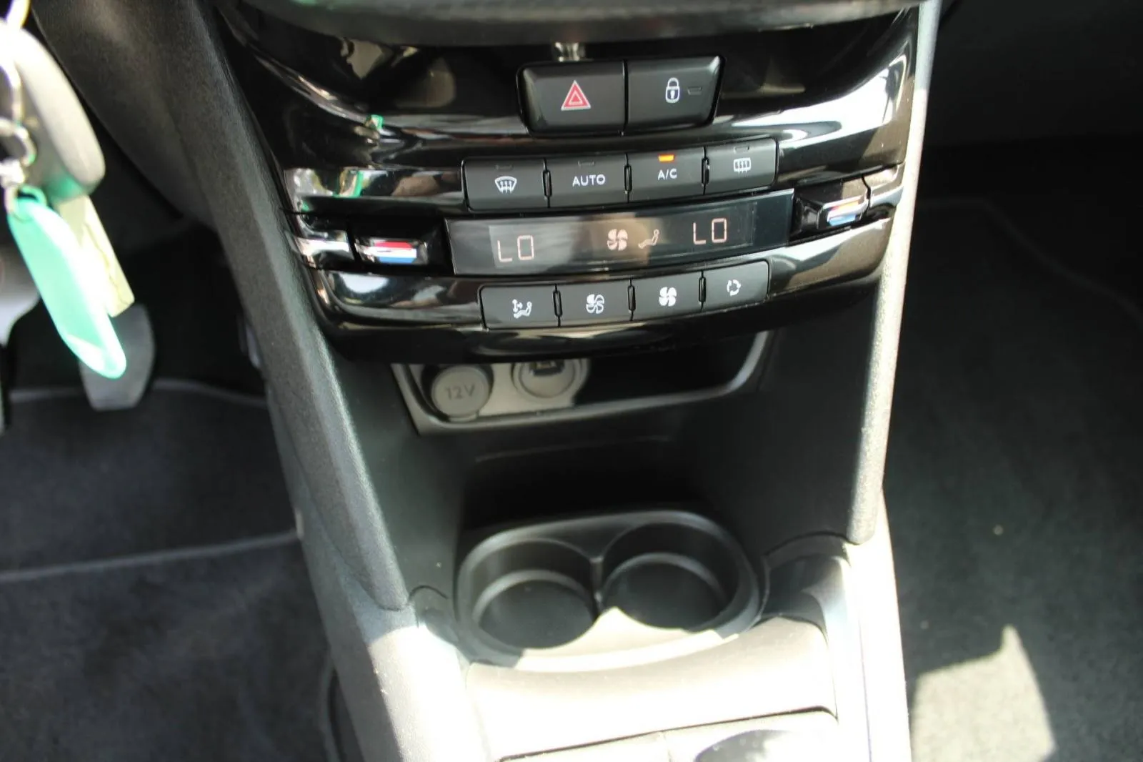 peugeot 208 1.5 hdi allure *navigacija* - slika 19